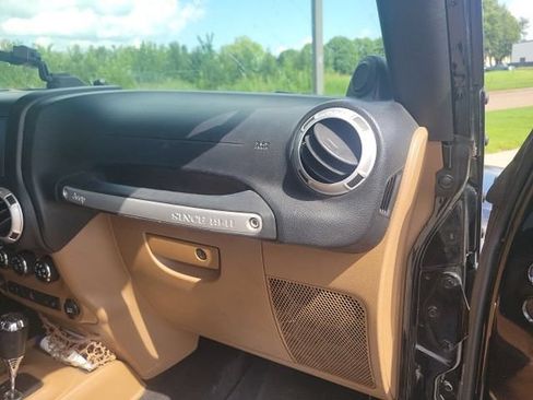 Used 2013 Jeep Wrangler Unlimited Sahara w/ Connectivity Group AWD/4WD image 10