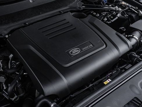 Used 2025 Land Rover Discovery S image 31