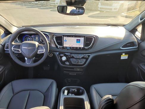 New 2026 Chrysler Pacifica Select image 13