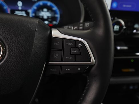 Used 2024 Toyota Highlander Limited AWD/4WD image 19