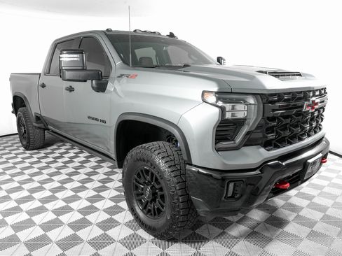 Used 2024 Chevrolet Silverado 2500 ZR2 w/ Technology Package image 3