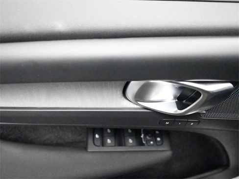 Used 2025 Volvo XC40 B5 Core image 19