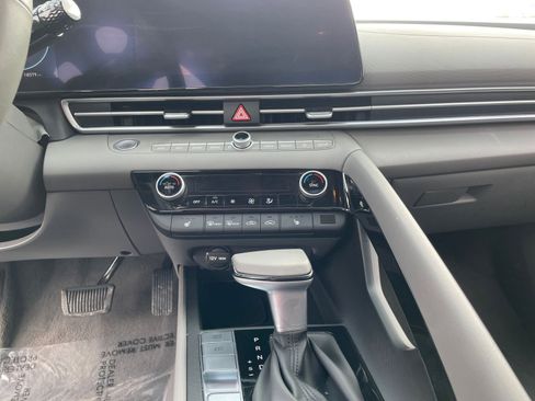 Used 2025 Hyundai Elantra SEL image 17