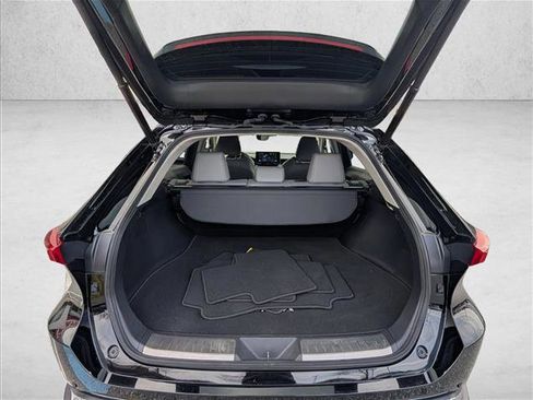 Used 2022 Toyota Venza XLE image 6