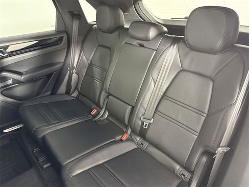 Certified 2023 Porsche Cayenne Platinum Edition image 22