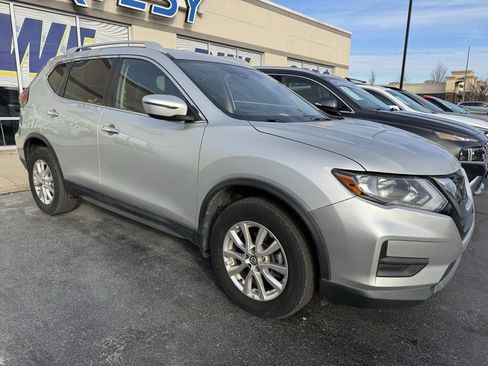 Used 2020 Nissan Rogue SV image 2