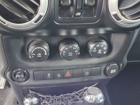 Used 2013 Jeep Wrangler Unlimited Rubicon w/ Connectivity Group AWD/4WD image 21