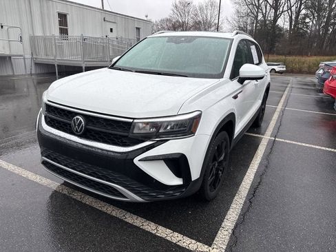 Used 2023 Volkswagen Taos SE w/ Panoramic Sunroof Package image 4