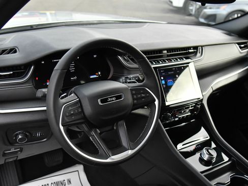 Used 2024 Jeep Grand Cherokee L Laredo image 16
