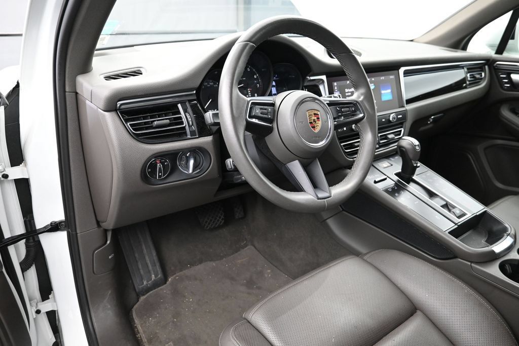 Certified 2023 Porsche Macan AWD/4WD image 4
