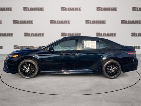 Used 2022 Toyota Camry SE image 2