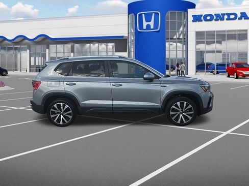 Used 2024 Volkswagen Taos SE image 10