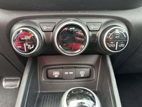 Used 2025 Hyundai Venue SEL image 24