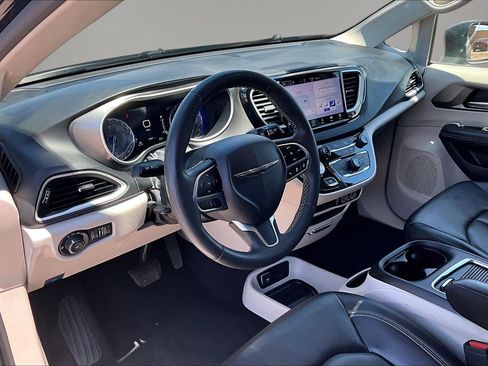 Used 2023 Chrysler Pacifica Touring-L FWD image 16