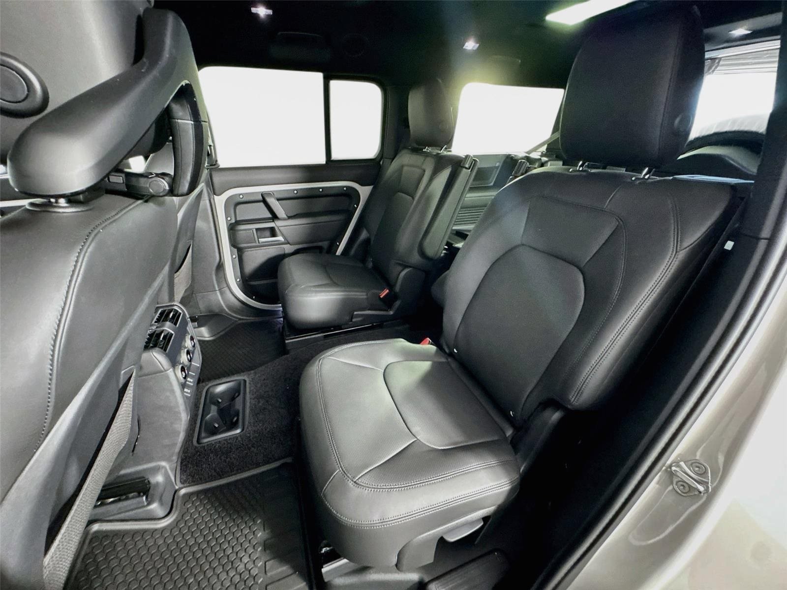 New 2026 Land Rover Defender 130 X-Dynamic SE AWD/4WD image 24