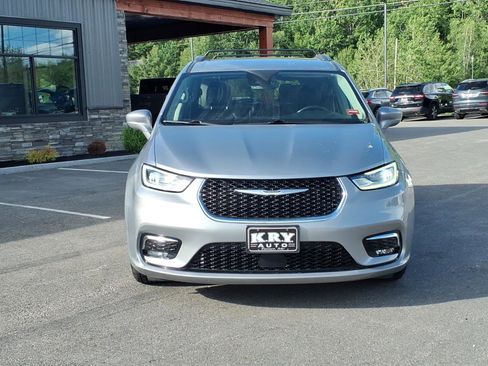 Used 2021 Chrysler Pacifica Touring-L FWD image 2