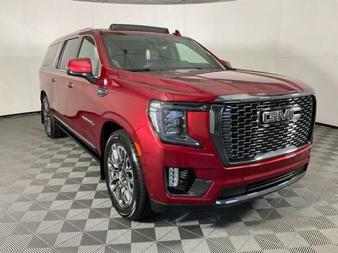 Used 2023 GMC Yukon XL Denali Ultimate AWD/4WD image 3