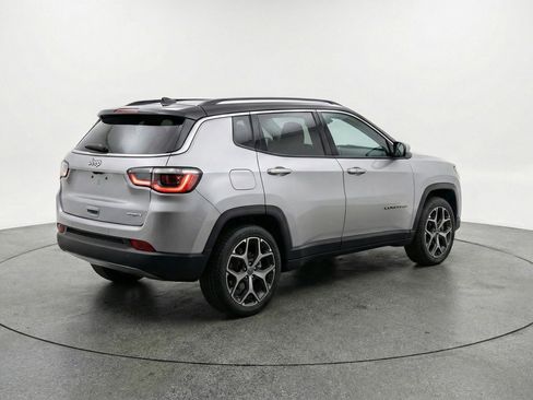 Used 2025 Jeep Compass Limited image 9