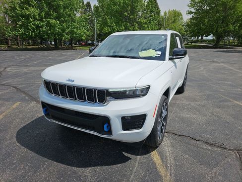 Used 2022 Jeep Grand Cherokee Overland w/ Luxury Tech Group IV AWD/4WD image 2