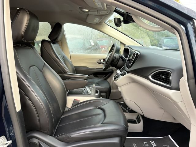 Used 2023 Chrysler Pacifica Touring-L FWD image 19
