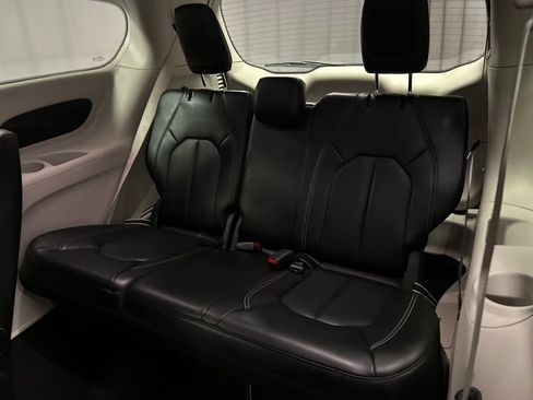 Used 2024 Chrysler Pacifica Touring-L image 24