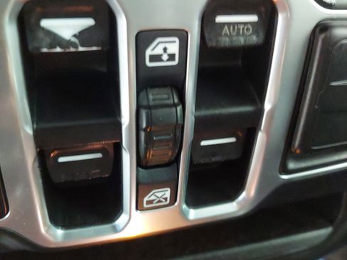 Used 2018 Jeep Wrangler Unlimited Sahara w/ Cold Weather Group AWD/4WD image 15