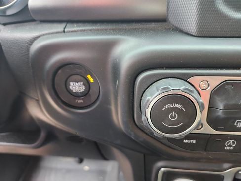 Used 2023 Jeep Gladiator Sport image 10