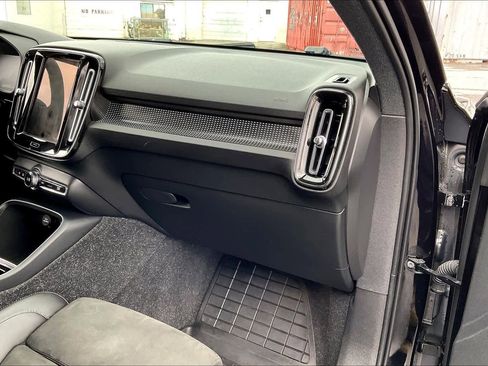 Used 2021 Volvo XC40 T5 R-Design w/ Advanced Package image 19