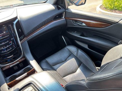 Used 2019 Cadillac Escalade Luxury AWD/4WD image 15