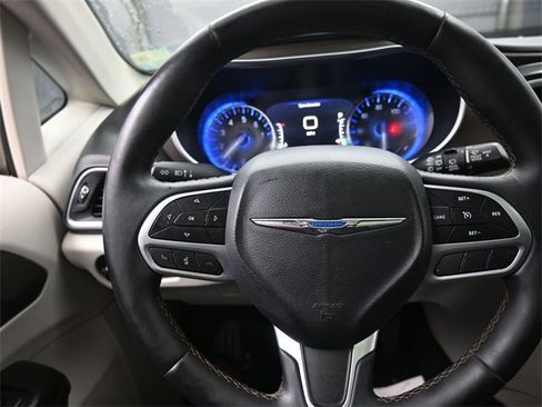 Used 2018 Chrysler Pacifica Touring-L Plus w/ Tire & Wheel Group image 8