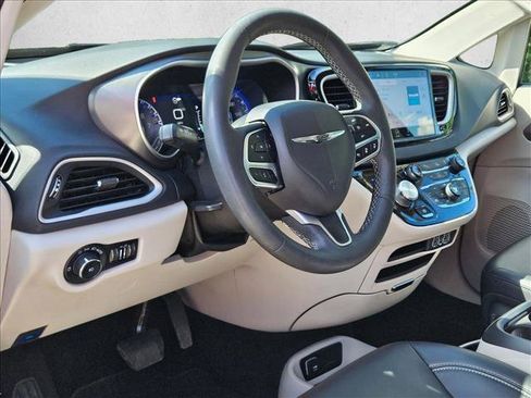 Used 2023 Chrysler Pacifica Touring-L FWD image 9