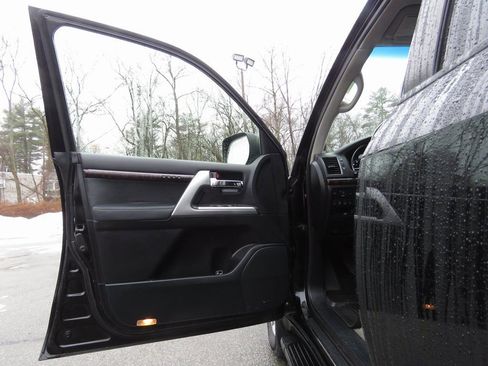 Used 2014 Toyota Land Cruiser image 9