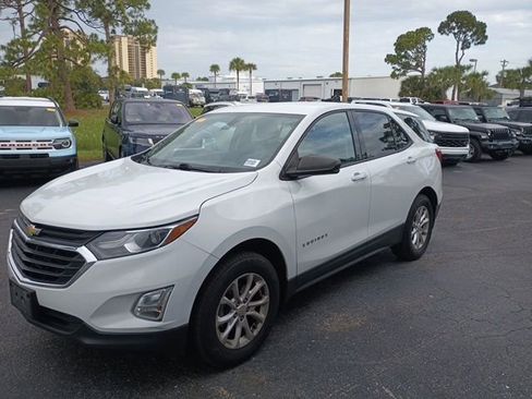 Used 2019 Chevrolet Equinox LS w/ LS Convenience Package AWD/4WD image 2