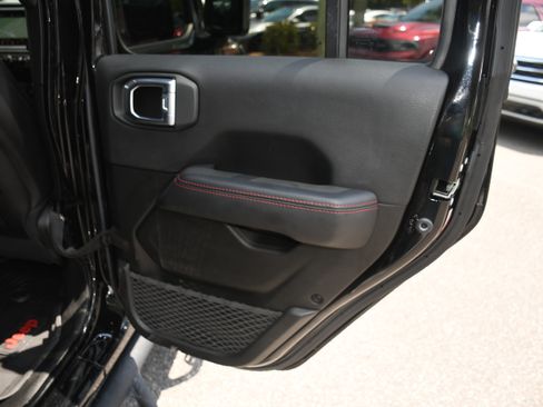 Used 2022 Jeep Gladiator Rubicon w/ Cold Weather Group AWD/4WD image 19