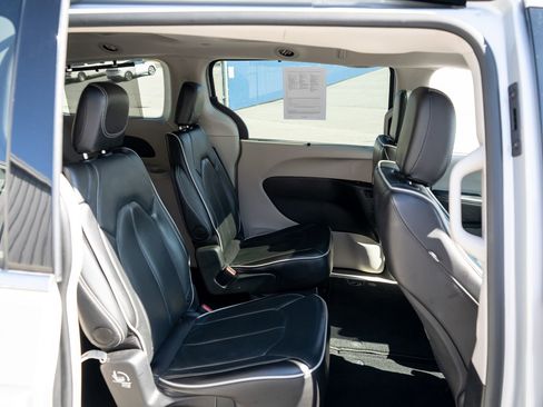 Used 2024 Chrysler Pacifica Limited image 22