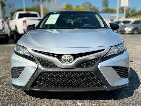 Used 2018 Toyota Camry SE image 3
