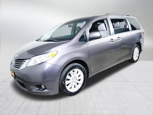 Used 2015 Toyota Sienna XLE Premium image 3