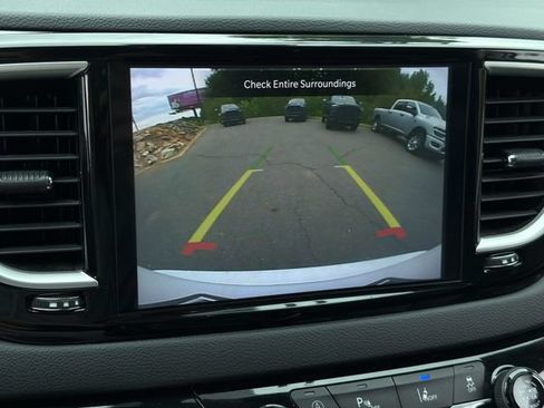 Used 2023 Chrysler Pacifica Touring-L FWD image 23