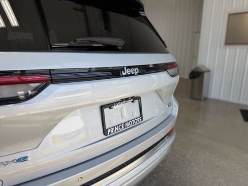 Used 2022 Jeep Grand Cherokee Summit w/ Luxury Tech Group V AWD/4WD image 47