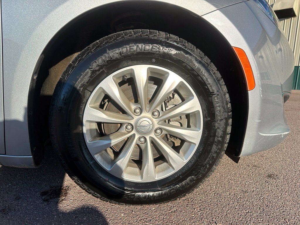 Used 2017 Chrysler Pacifica Touring-L FWD image 40