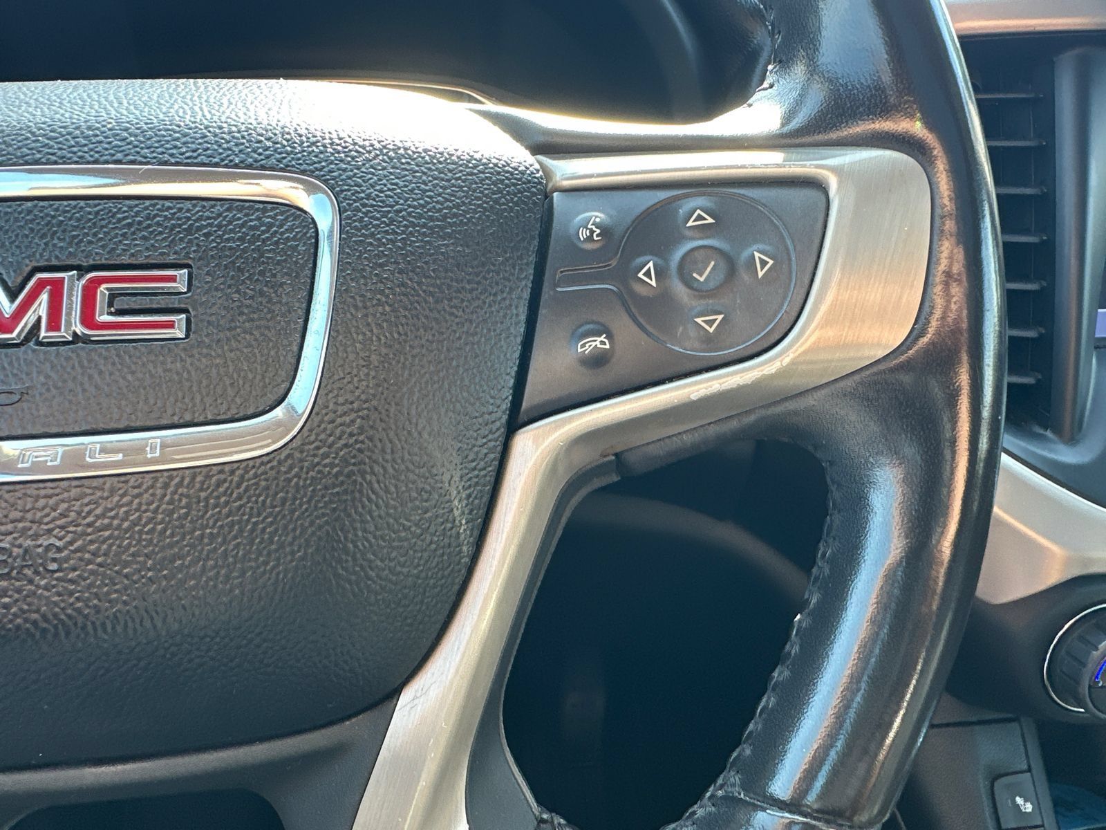 Used 2019 GMC Acadia Denali w/ Technology Package AWD/4WD image 22