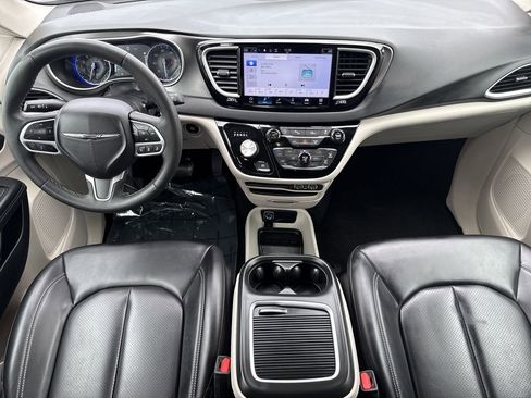 Used 2023 Chrysler Pacifica Touring-L FWD image 23