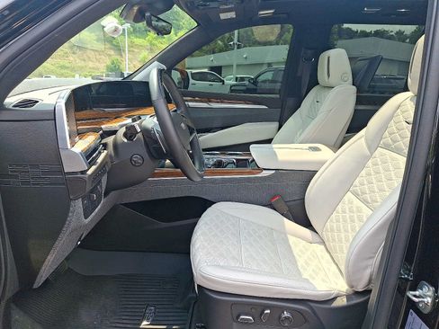 Used 2025 Cadillac Escalade Sport Platinum w/ LPO, Floor Liner Package AWD/4WD image 14