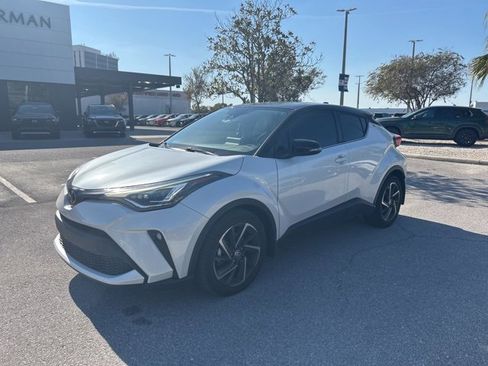 Used 2022 Toyota C-HR XLE image 6