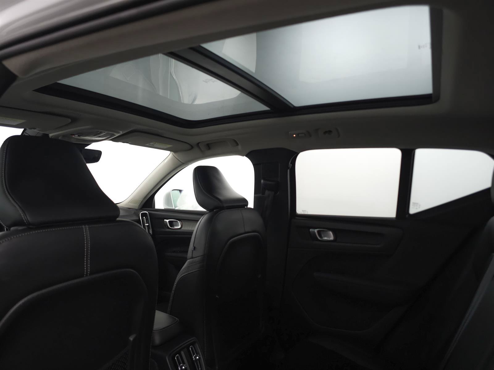 Used 2023 Volvo XC40 B5 Plus AWD/4WD image 6