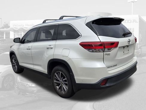 Used 2019 Toyota Highlander XLE FWD image 2