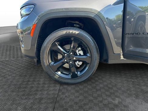 Used 2023 Jeep Grand Cherokee Altitude AWD/4WD image 14