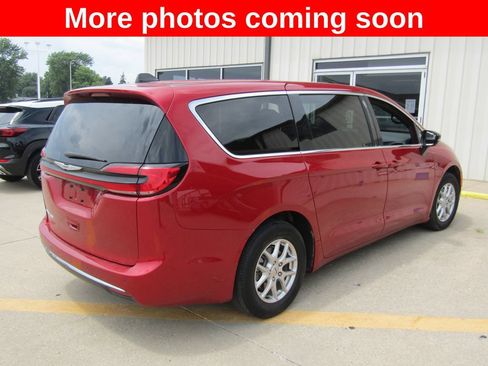 Used 2025 Chrysler Pacifica Select FWD image 5