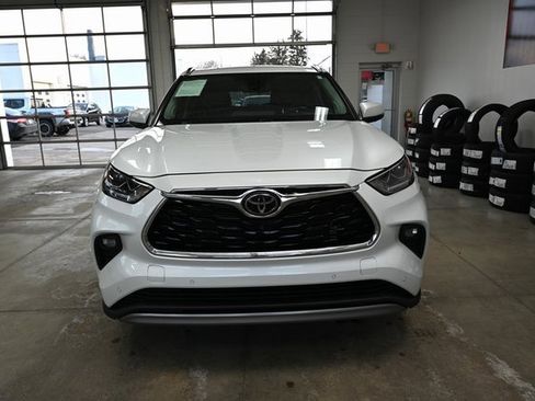 Used 2022 Toyota Highlander Platinum image 2
