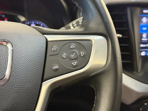 Used 2023 GMC Acadia SLT image 13